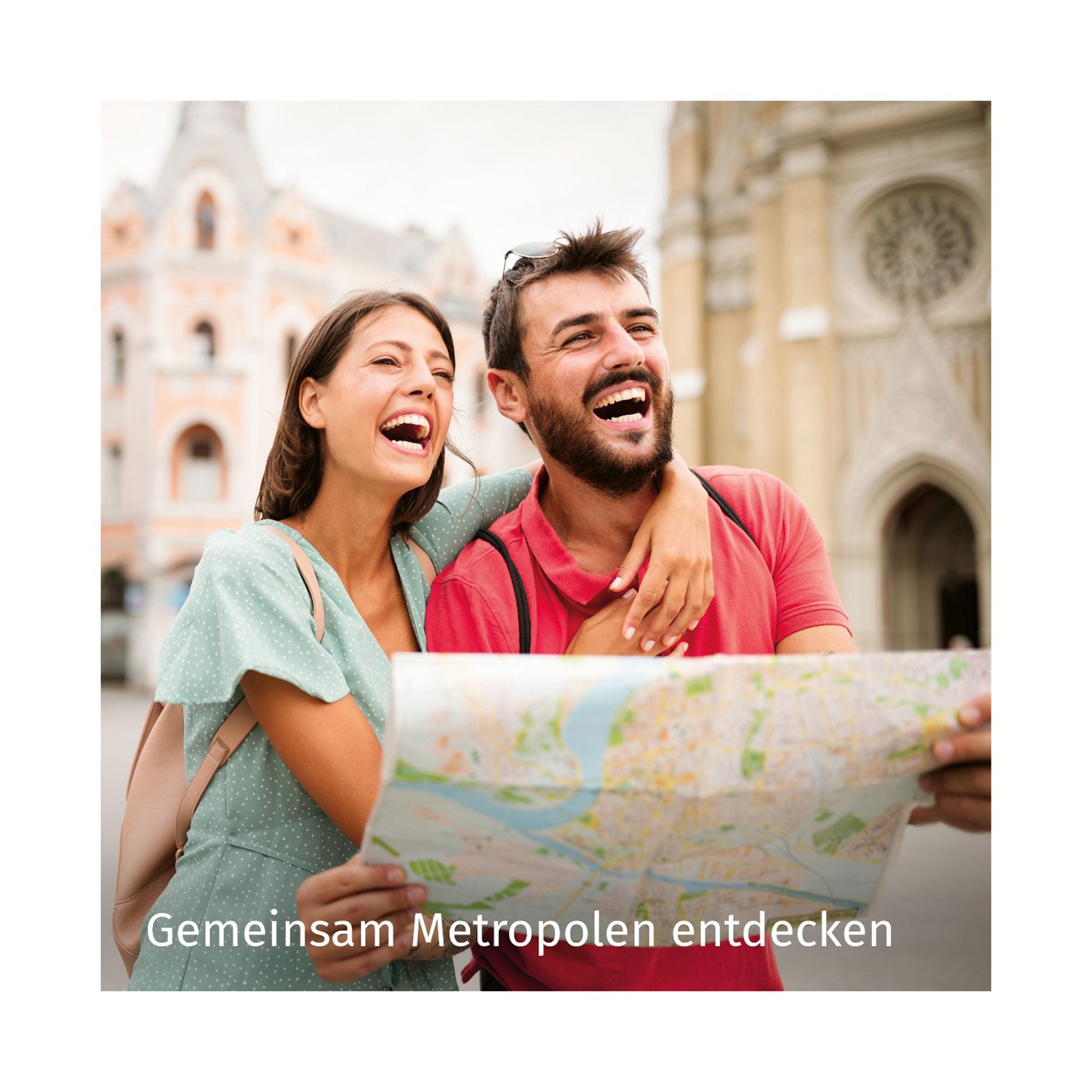 Ein lächelndes Paar steht draußen in einer historischen Stadt mit kunstvoller Architektur. In der Hand hält es einen Stadtplan und eine „Erlebnis-Box Städtetrips“ für sein Abenteuer. Der Text lautet „Gemeinsam Metropolen entdecken“.