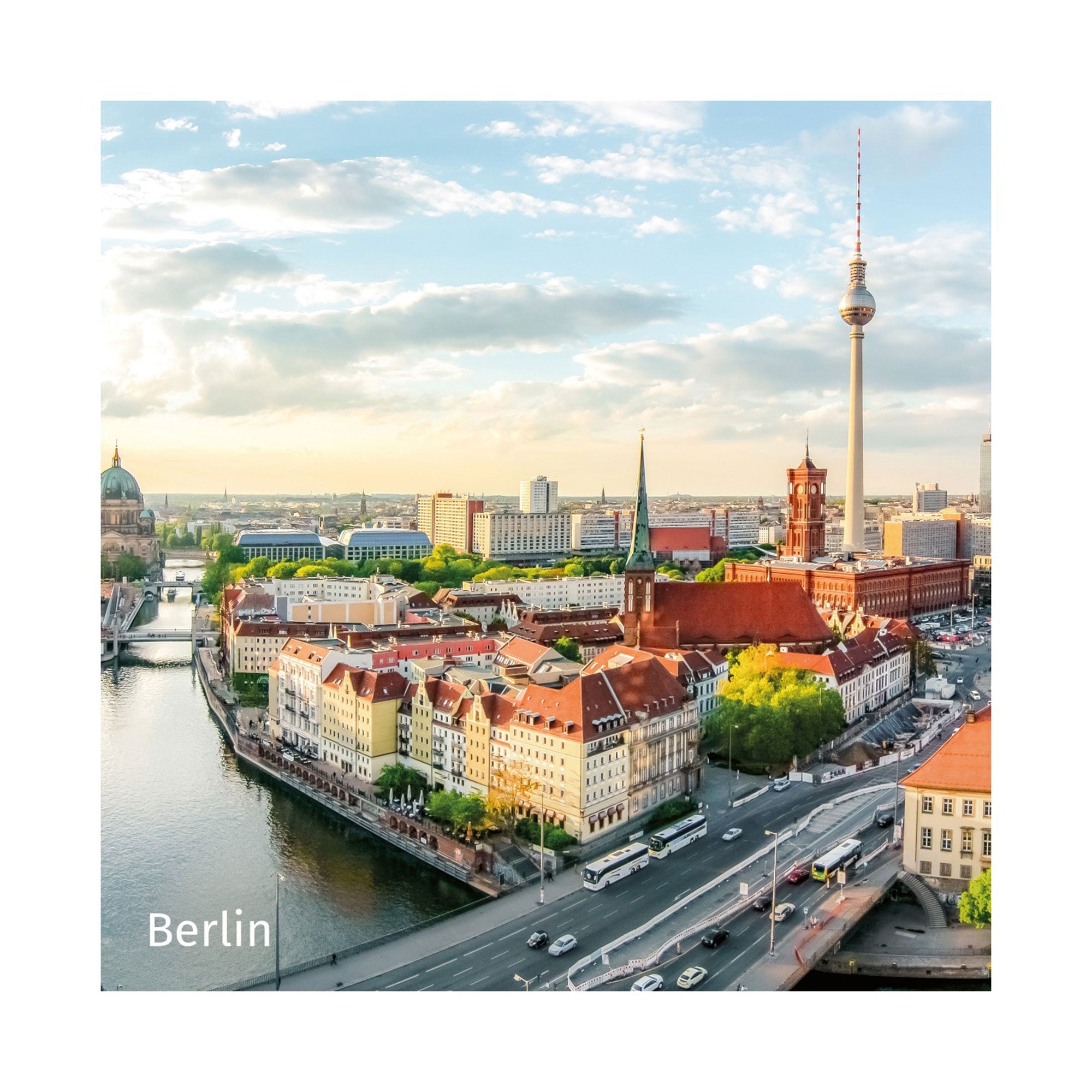 Eine Luftaufnahme von Berlin zeigt historische Gebäude an der Spree, darunter den Fernsehturm und den Berliner Dom, die sich unter einem leicht bewölkten Himmel abheben. Perfekt für eine Erlebnis-Box Städtetrips, fängt diese Szene das pulsierende Stadtbild Berlins ein. Text: „Berlin“.