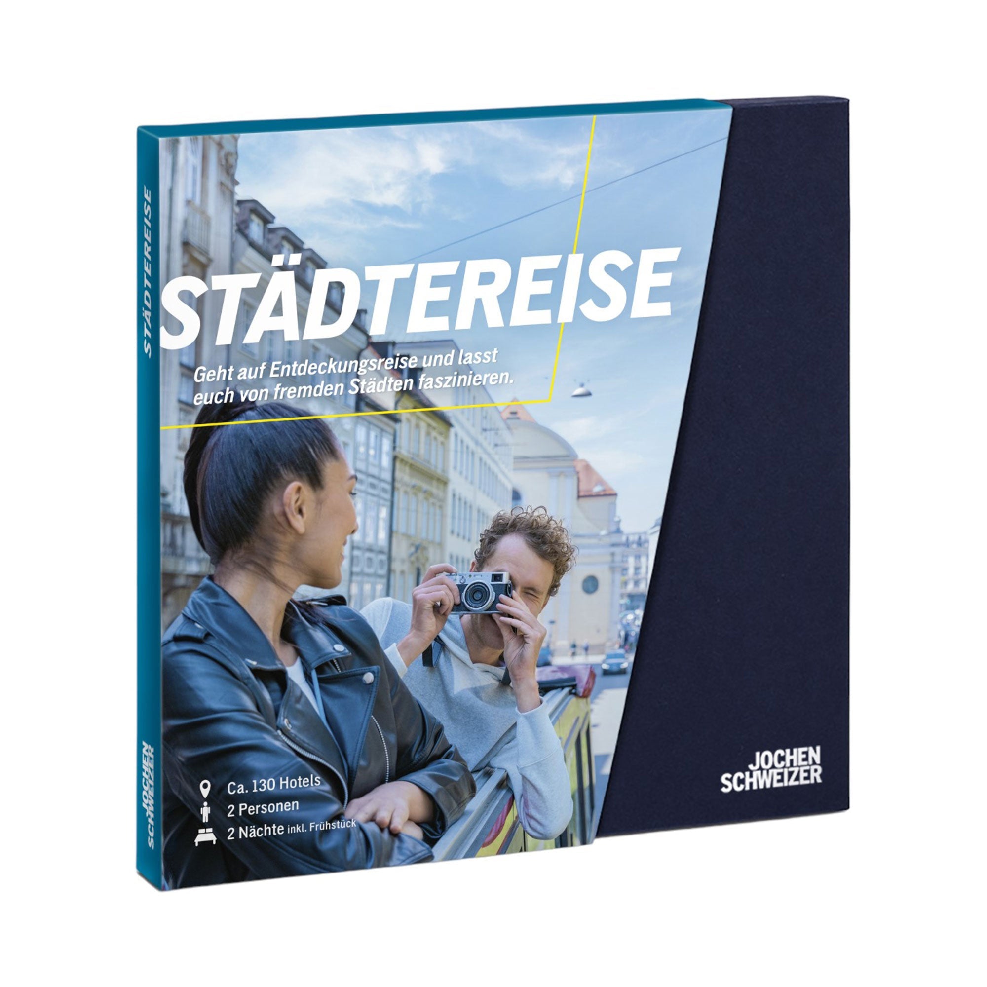 Die Geschenkbox Städtereise lädt zum Entdecken pulsierender Stadtgebiete ein: Ein Mann mit einer Kamera hält Momente fest, während die Frau vorausschaut. Jochen Schweizers Logo prangt stolz unten rechts und macht die Box perfekt zum Entdecken der Wunder der Stadt.