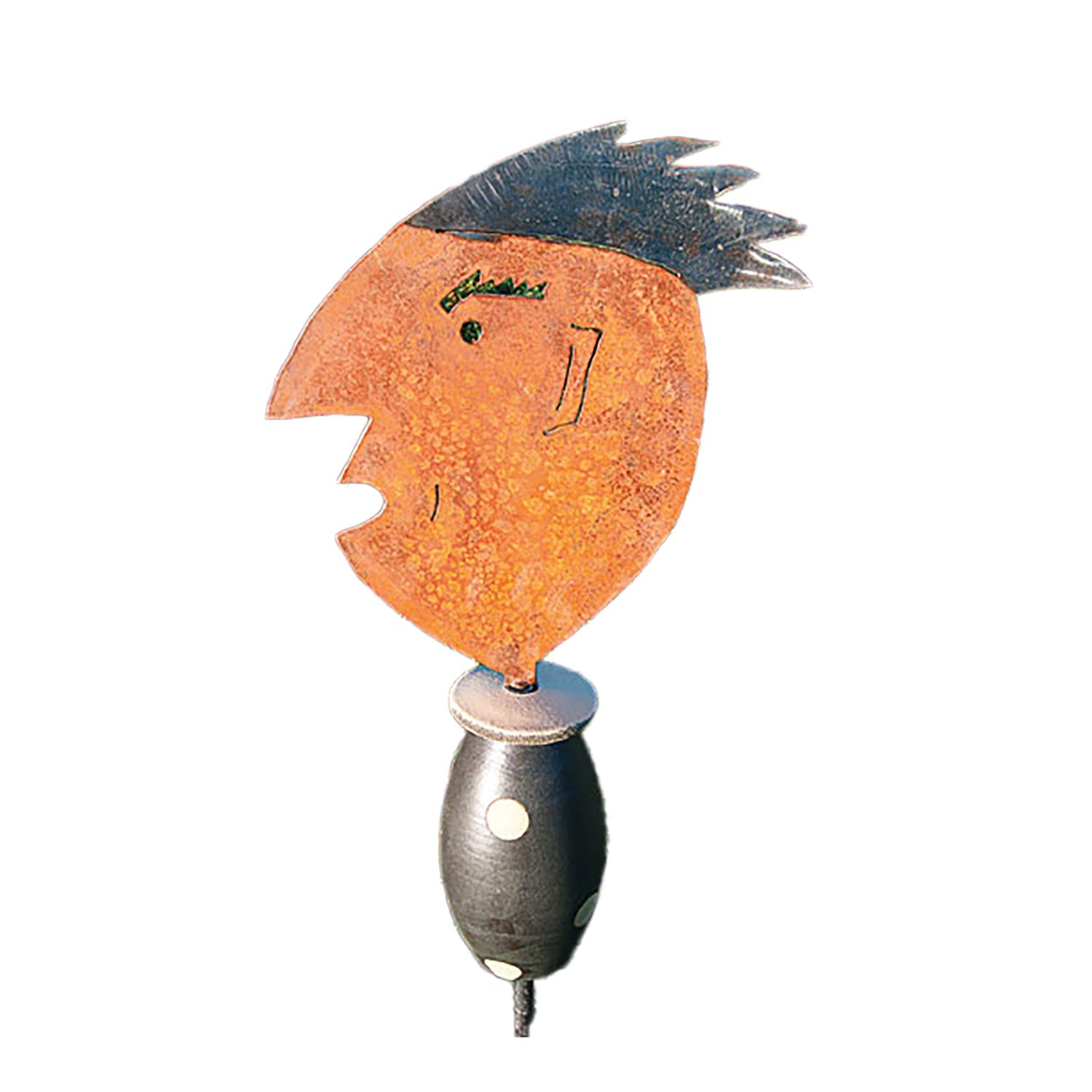 Die Gartenstele „Hermann“ ist eine abstrakte Skulptur mit einem strukturierten orangefarbenen Gesicht, struppigem schwarzen Haar und einem grünen Augenakzent. Sie ruht auf einem zylindrischen, gepunkteten Sockel vor einem schlichten weißen Hintergrund.