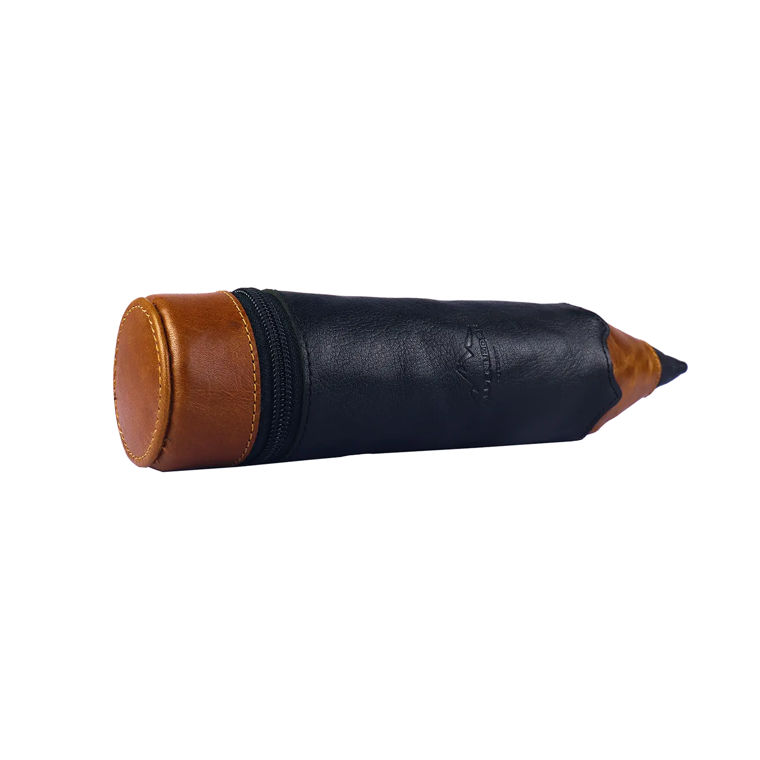 Das Stifteetui GRIFFEL ist ein bleistiftförmiges Etui aus pflanzlich gegerbtem Leder mit schwarzem Korpus und braunen Akzenten an beiden Enden. Dieses einzigartige Design ist mit einem Reißverschluss versehen und ähnelt einem großen, angespitzten Bleistift.