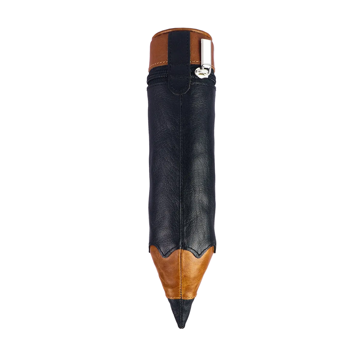 Das Stifteetui GRIFFEL ist ein stiftförmiges Etui aus pflanzlich gegerbtem Leder in Braun und Schwarz mit einem silbernen Reißverschluss an der Oberseite und einem daran befestigten Schlüsselanhänger für zusätzlichen Charme.