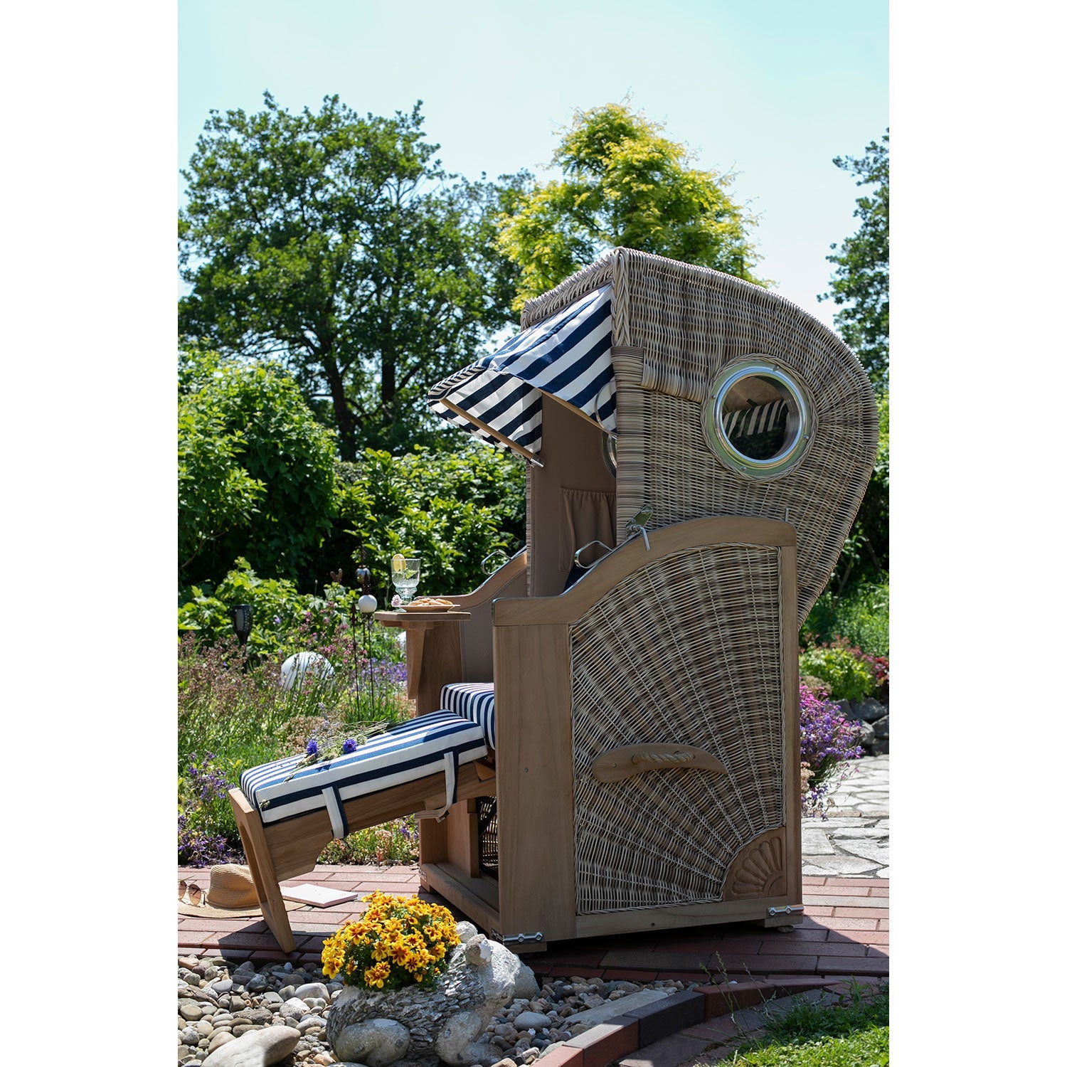 Strandkorb mit gestreiften Kissen