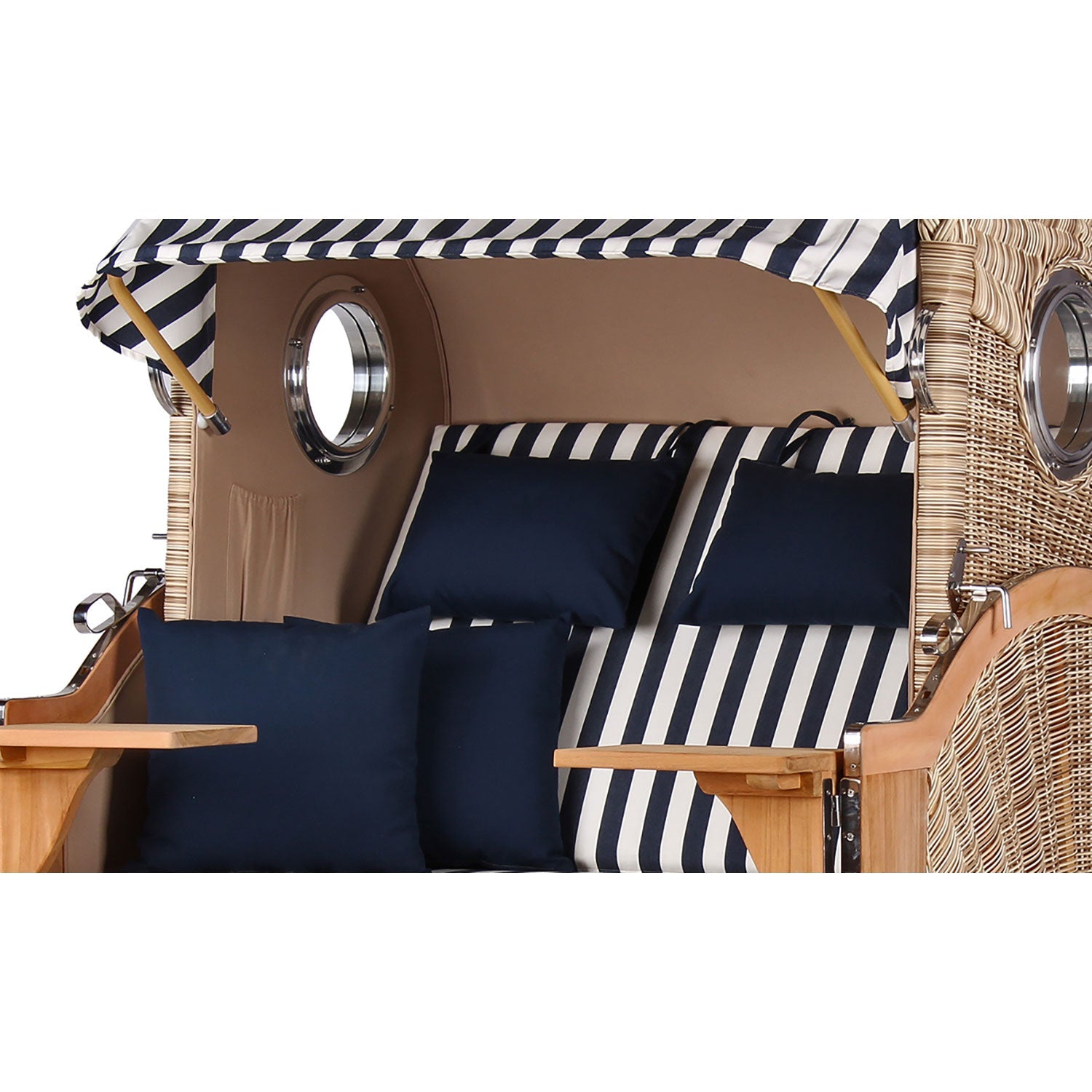 Der Strandkorb DÜNE, blau gestreift, ist ein geflochtener Zweisitzer mit blau-weiß gestreiftem Baldachin mit Kissen, zwei runden Fenstern und marineblauen Kissen. Er verfügt über einen praktischen Beistelltisch aus Teakholz.