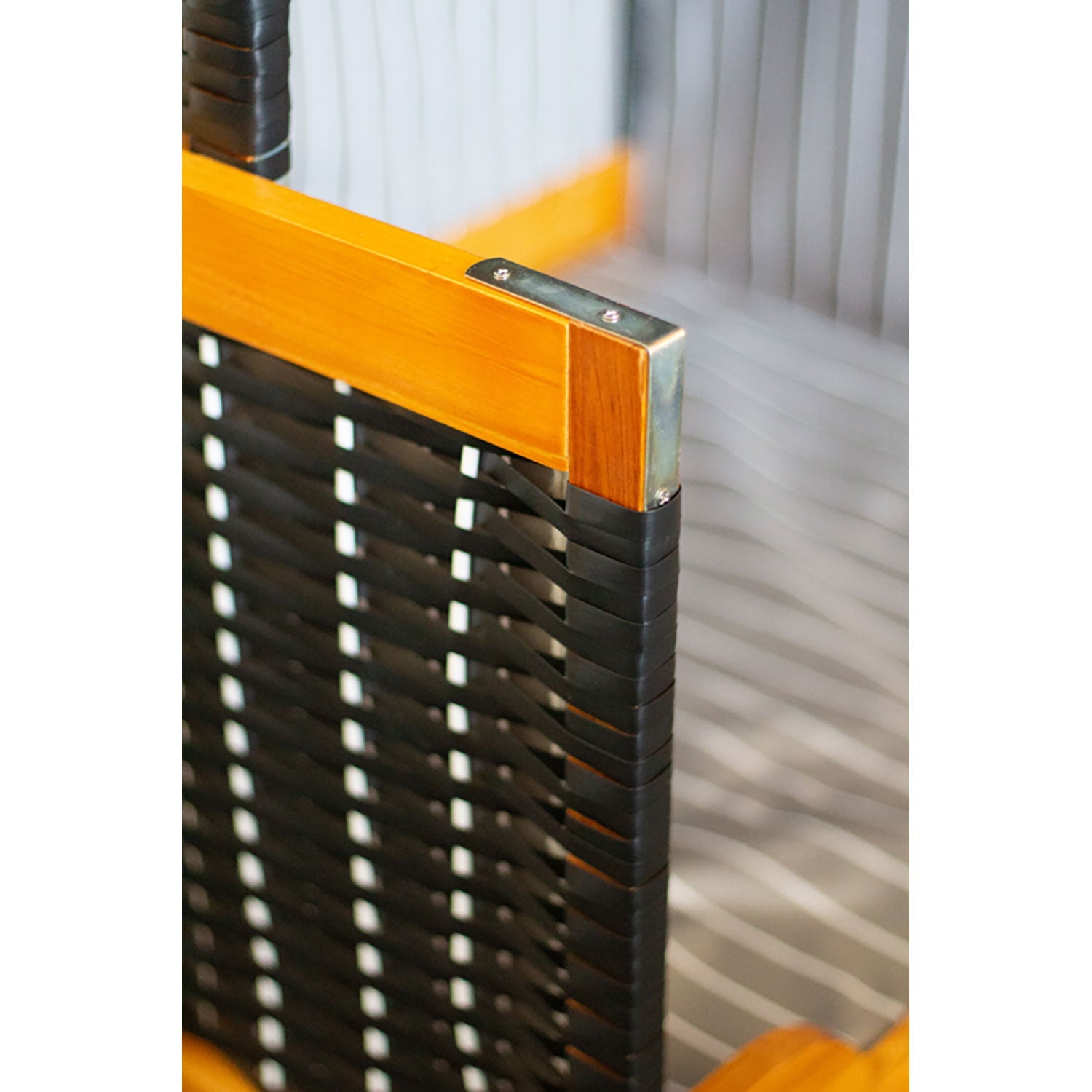 Die Nahaufnahme des Strandkorbs für Hunde, Ecke Anthrazit, zeigt einen hochwertigen Wachholderholzrahmen mit schwarz-weißem Flechtwerk. Metallklammern an den Verbindungsstellen unterstreichen den modernen, robusten Look.