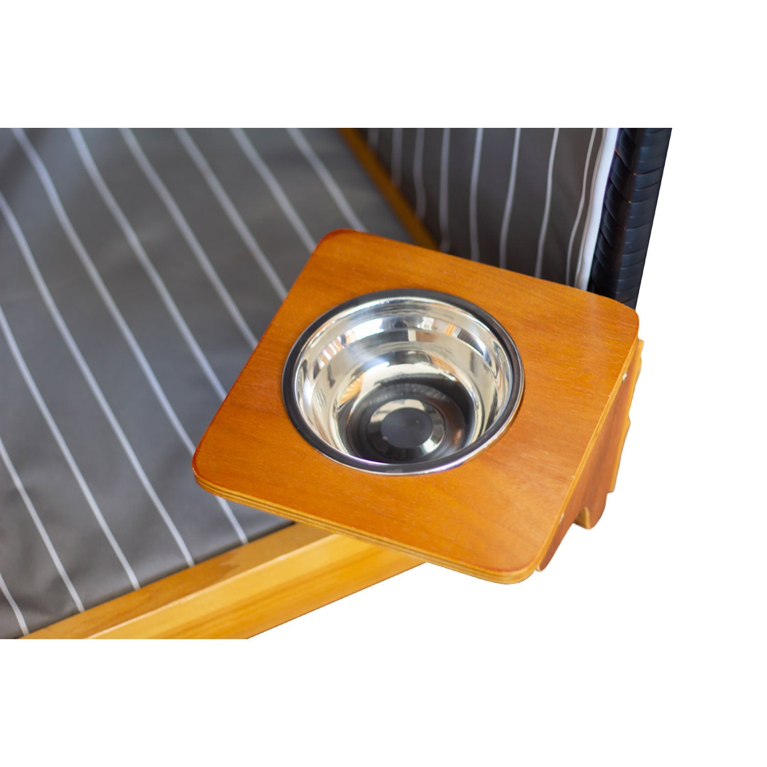 Der Strandkorb für Hunde, anthrazit, ist ein Eckbett für Haustiere aus hochwertigem Wachholderholz mit montiertem Edelstahlnapf. Er wird mit einem gestreiften hell- und dunkelgrauen Kissen geliefert, und der Napf steht auf einem quadratischen Holzhalter – eine Kombination aus Eleganz und Funktionalität.