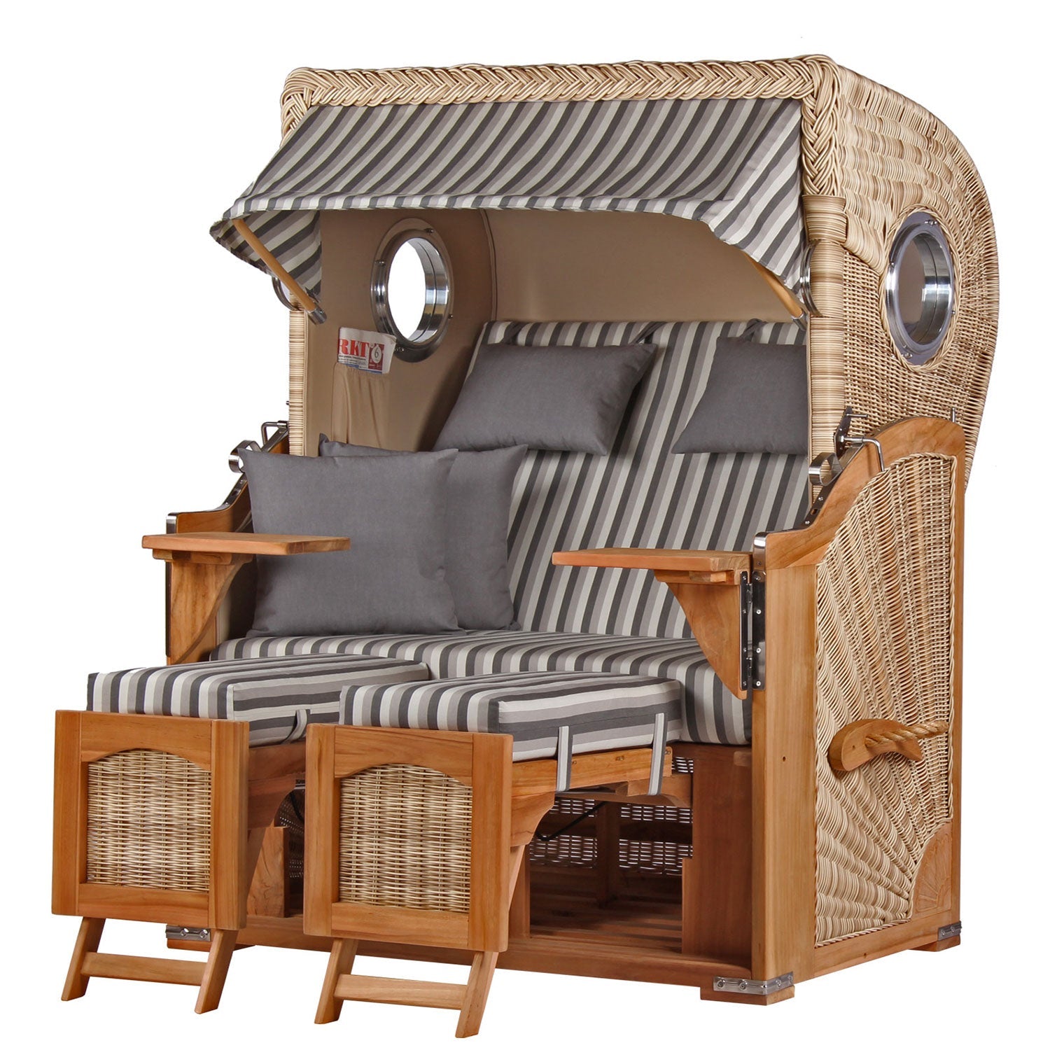 Der Strandkorb DÜNE, grau gestreift, besticht durch ein gestreiftes Stoffdach und Kissen, runde Seitenfenster, zwei Liegesitze mit Fußstützen und Teak-Holz-Akzente. Sein Design kombiniert gekonnt Holz, Korbgeflecht und PE-Geflecht.