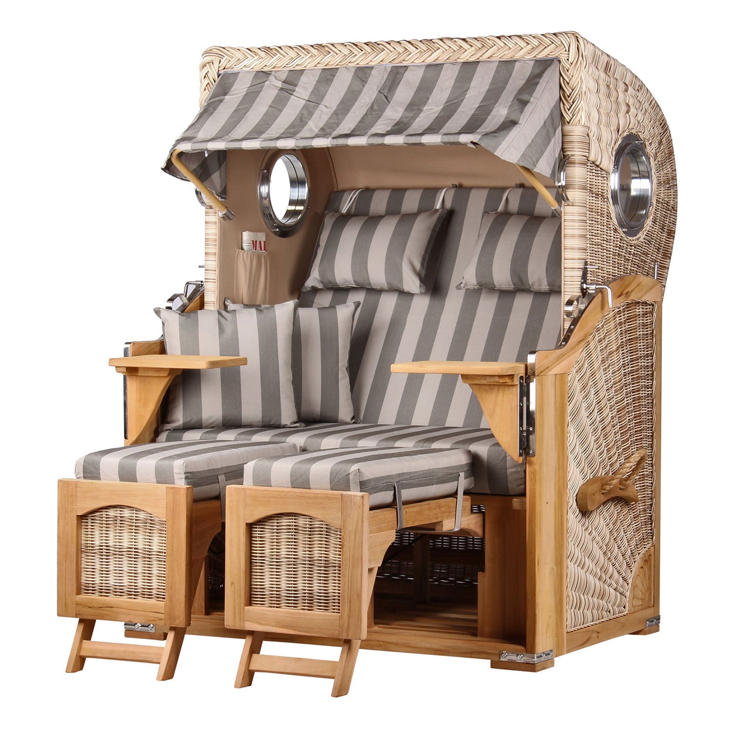 Der Strandkorb DÜNE, grau gestreift 537 ist ein Strandkorb aus Korbgeflecht mit ausziehbarem Sonnendach und zwei grau-weiß gestreiften Kissen. Er ist aus PE-Geflecht gefertigt und verfügt über verstellbare Fußstützen und Armlehnen. Er erinnert an eine kleine Cabana und bietet Platz für zwei Personen.