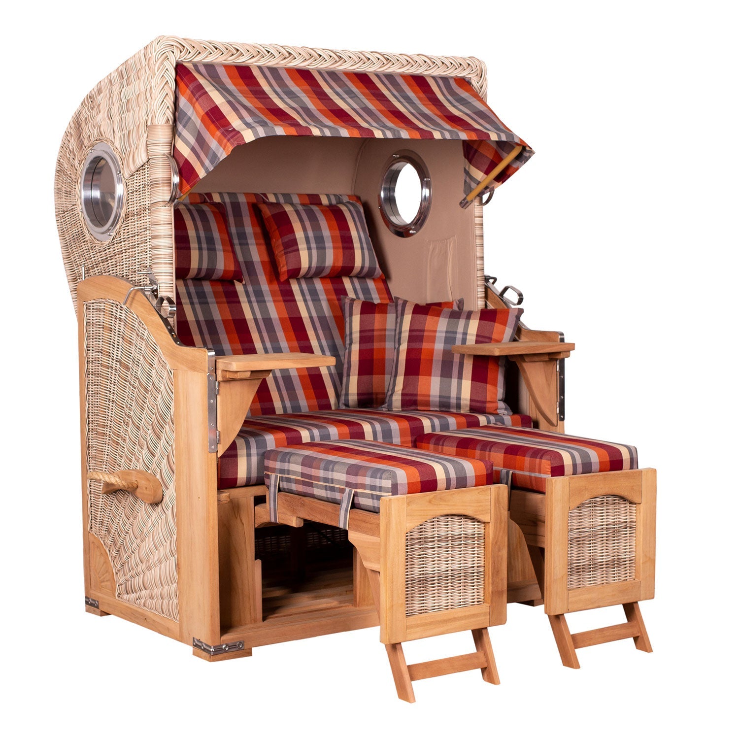 Der Strandkorb DÜNE verfügt über rot und grau gestreifte Kissen, ein Korbdach, verstellbare Fußstützen und runde Seitenfenster für ultimative Entspannung im Freien.