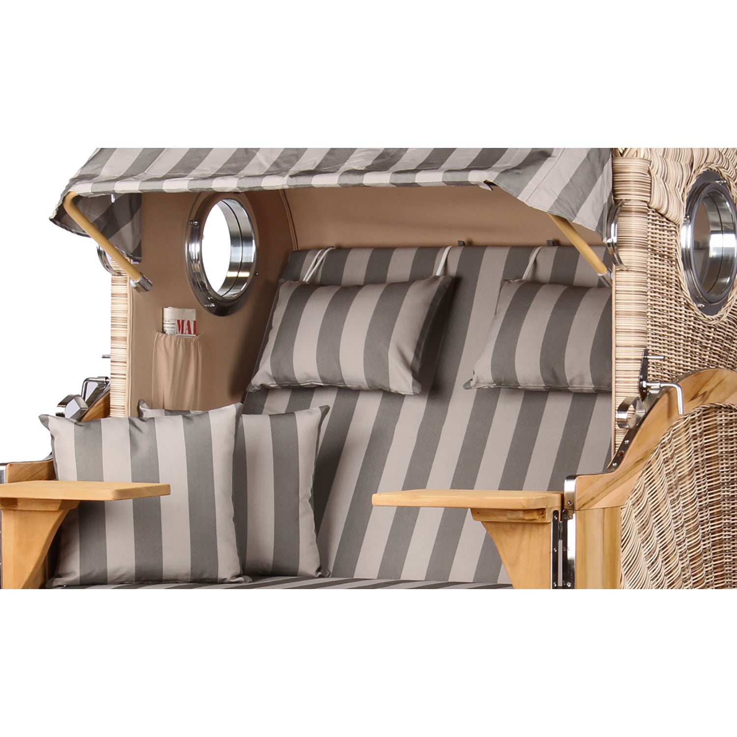 Der Strandkorb DÜNE, grau gestreift 537, verfügt über ein einziehbares, gestreiftes Sonnendach und gepolsterte Sitzflächen aus elegantem PE-Geflecht. Er ist mit grau-weißen Streifen, runden Fenstern, Holzarmlehnen und kleinen Tischen aus Teakholz versehen.