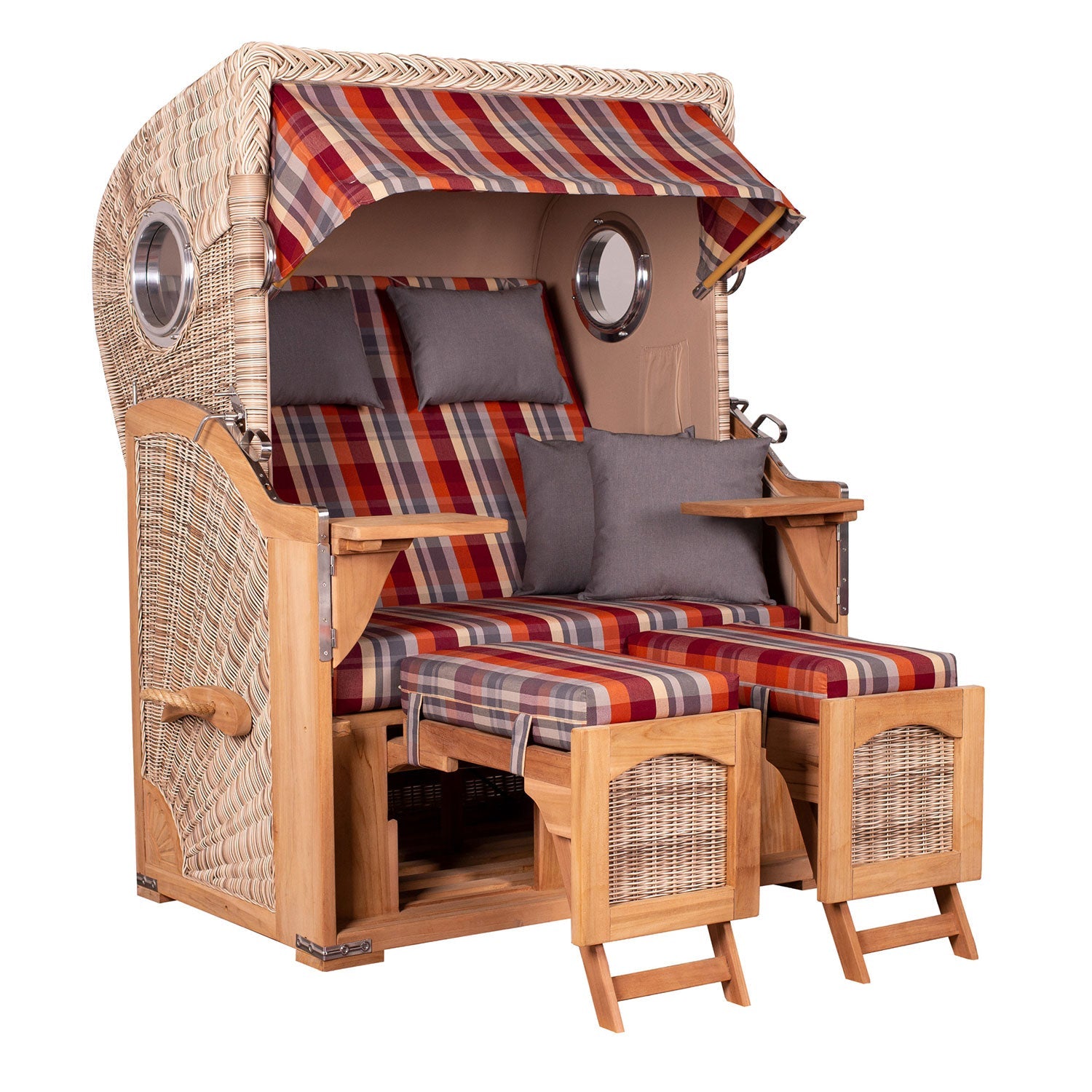 Der Strandkorb DÜNE mit rot-grau gestreiftem Stoffbezug verfügt über Teakholzelemente, Fußstützen, Armlehnen, runde Fenster an den Seiten und beinhaltet graue Kissen für mehr Komfort im Freien.