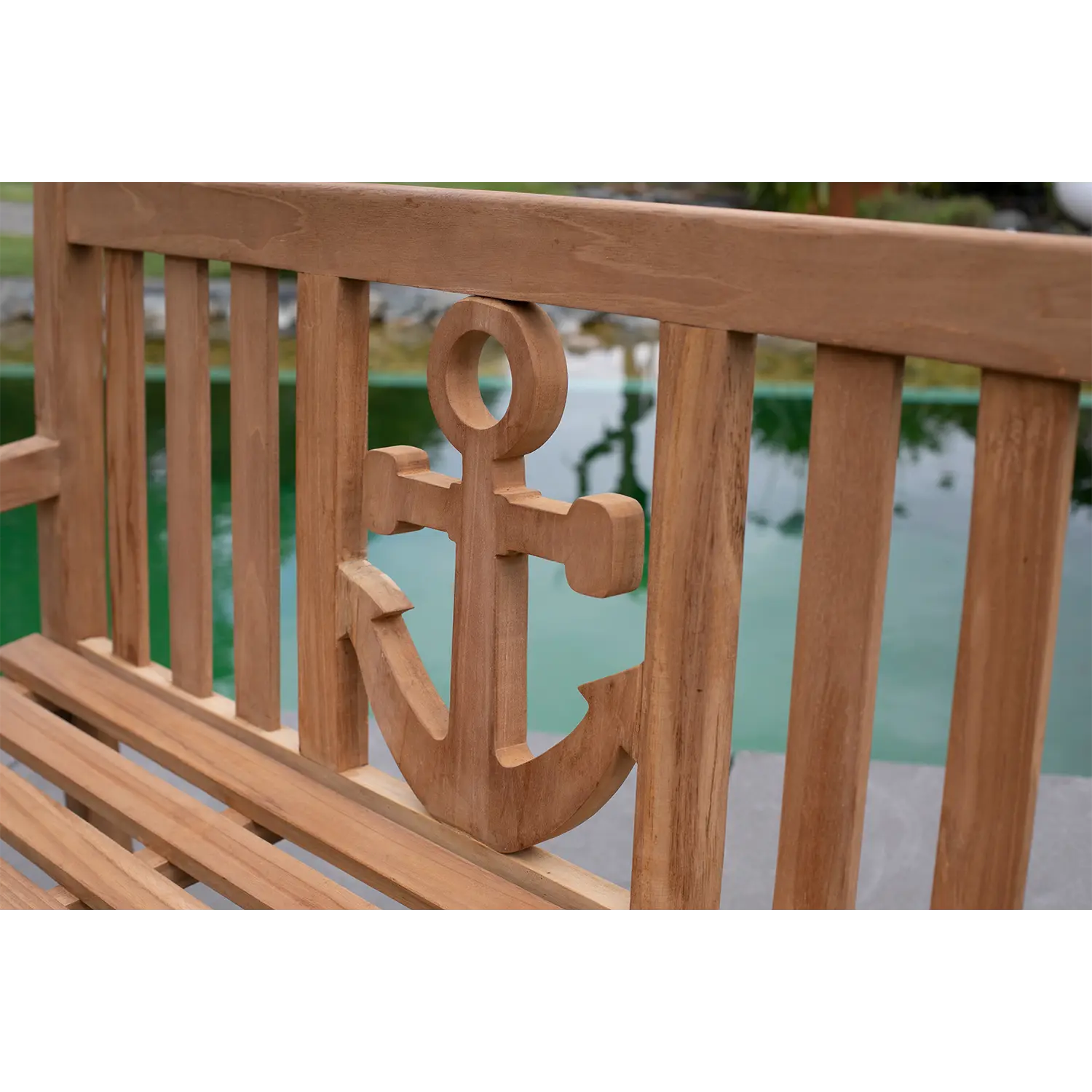 Die Teak-Gartenbank Anker mit geschnitztem Ankermotiv auf der Rückenlehne eignet sich perfekt für den Garten. Am Pool platziert, bietet sie den Blick auf schimmerndes Wasser und üppiges Grün. Die Massivholzkonstruktion verleiht ihr ein natürliches, unbehandeltes Aussehen.
