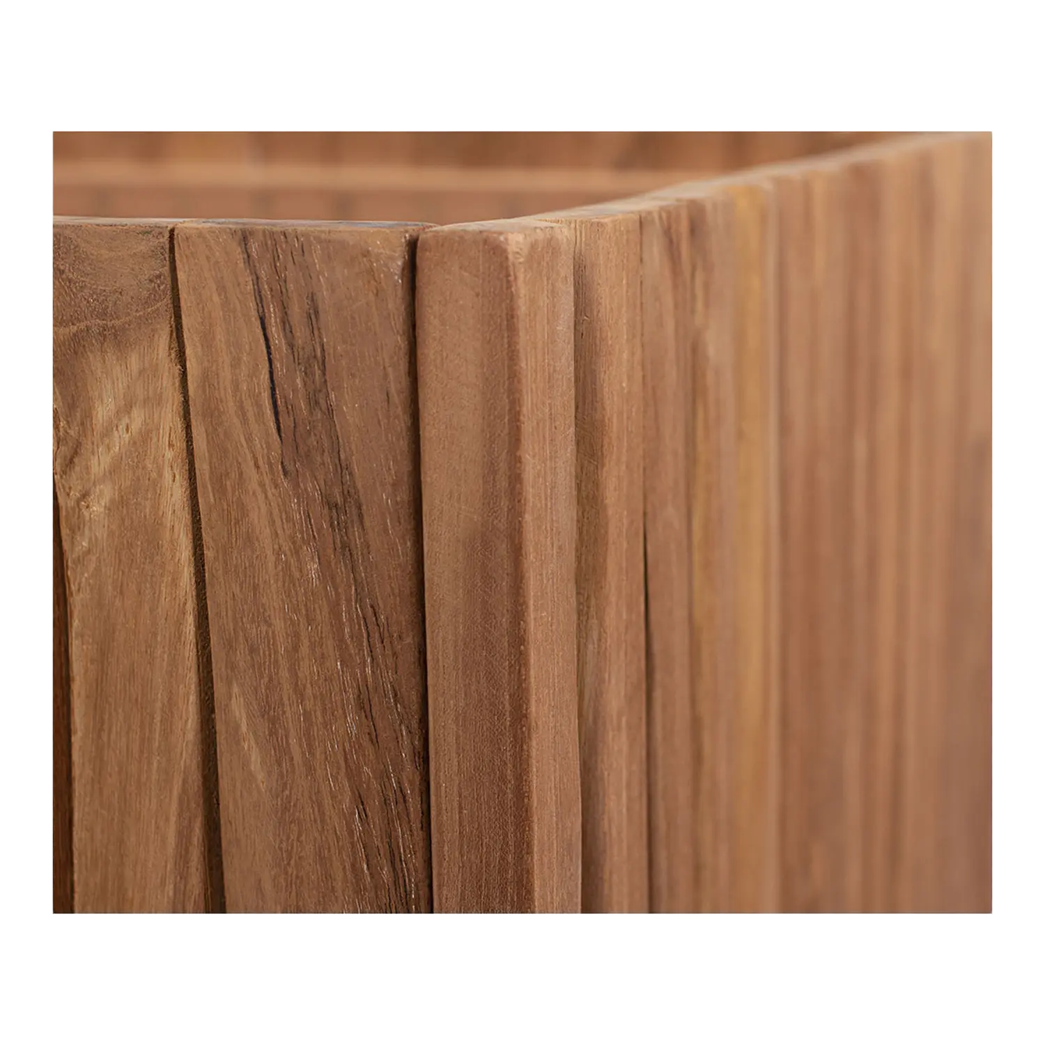 Nahaufnahme der vertikalen Holzlatten des Teak Box Hocker Oxford in einer Ecke.