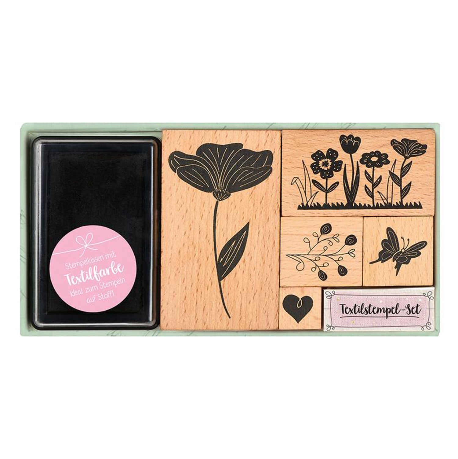 Das Textilstempel-Set enthält ein schwarzes Stempelkissen mit pinkfarbenem deutschen Text und vier Holzstempel, ideal für DIY-Projekte. Die Motive umfassen eine einzelne Blume, mehrere Blumen in einer Reihe, einen Beerenhaufen und ein kleines Herz – perfekt zum Bestempeln von Textilien.