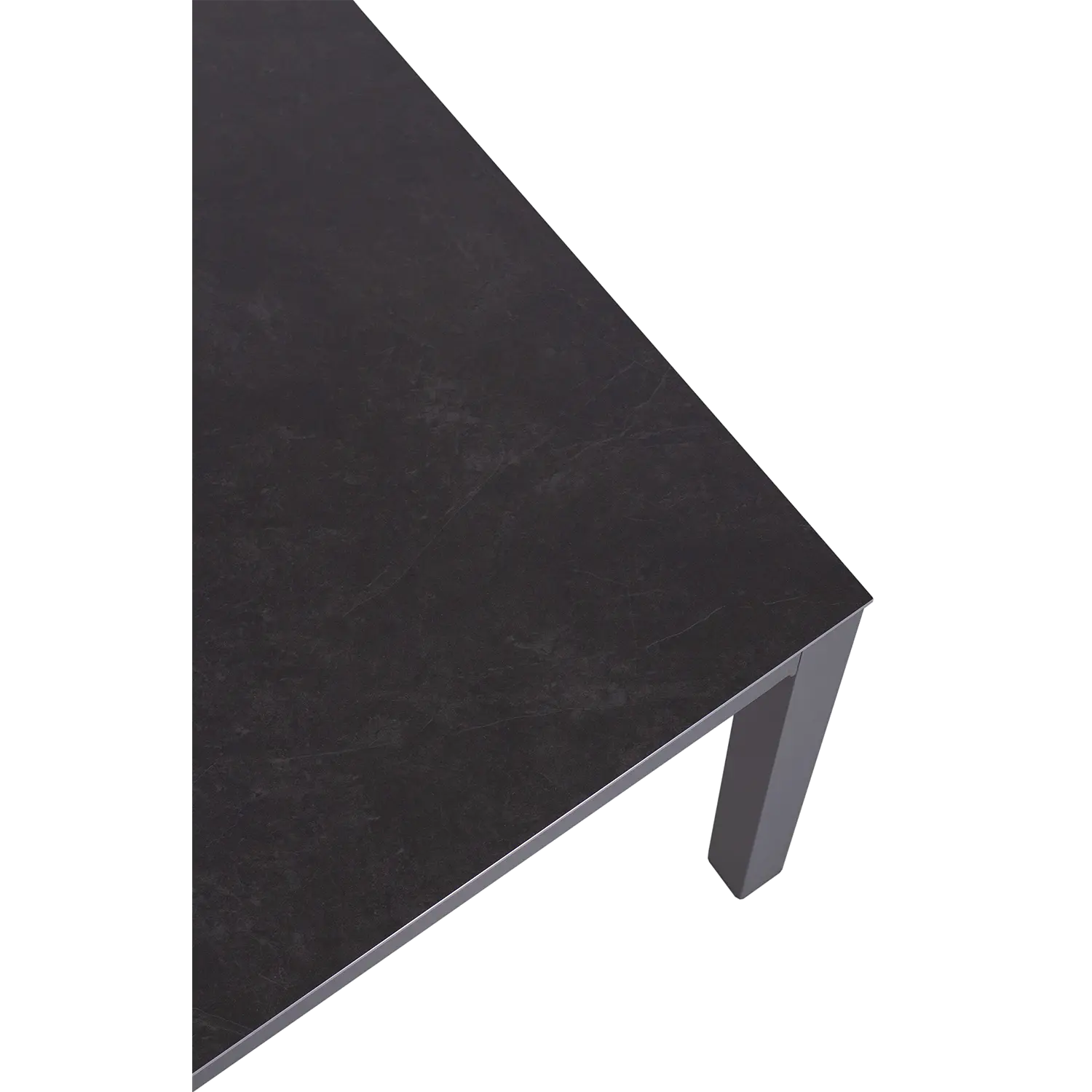 Die Nahaufnahme zeigt den Tisch Tarifa, einen schwarzen rechteckigen Tisch mit schlichtem, minimalistischem Design. Er zeichnet sich durch eine Aluminiumkonstruktion, eine glatte dunkle Oberfläche und quadratische Beine vor einem schlichten weißen Hintergrund aus.