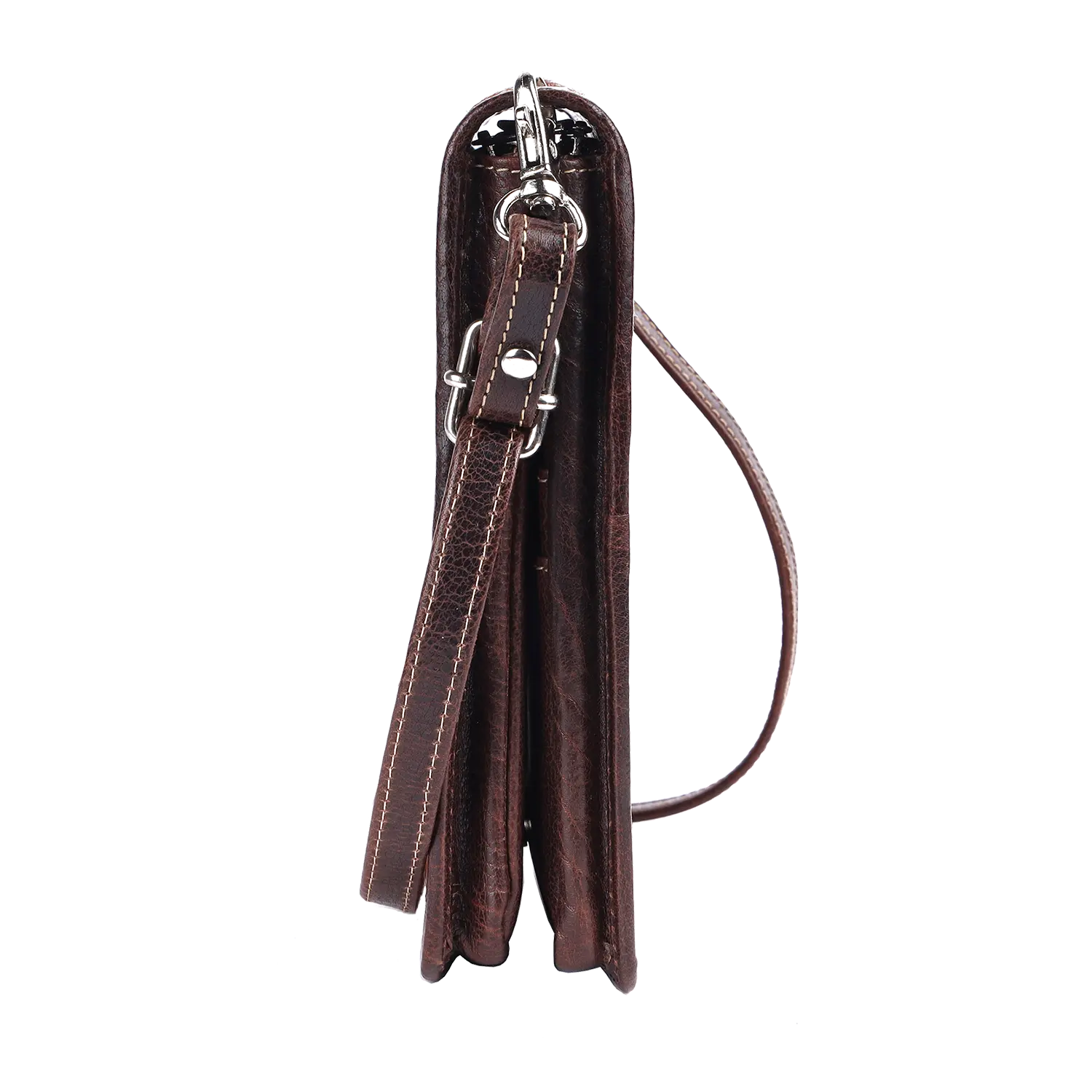 Seitenansicht einer geschlossenen braunen Alpenleder-Umhängetasche SPRUCHBEITEL mit befestigter Handschlaufe. Silberne Beschläge verbinden die Schlaufe mit der Geldbörse, akzentuiert durch Kuhfell-Nähte an den Kanten.