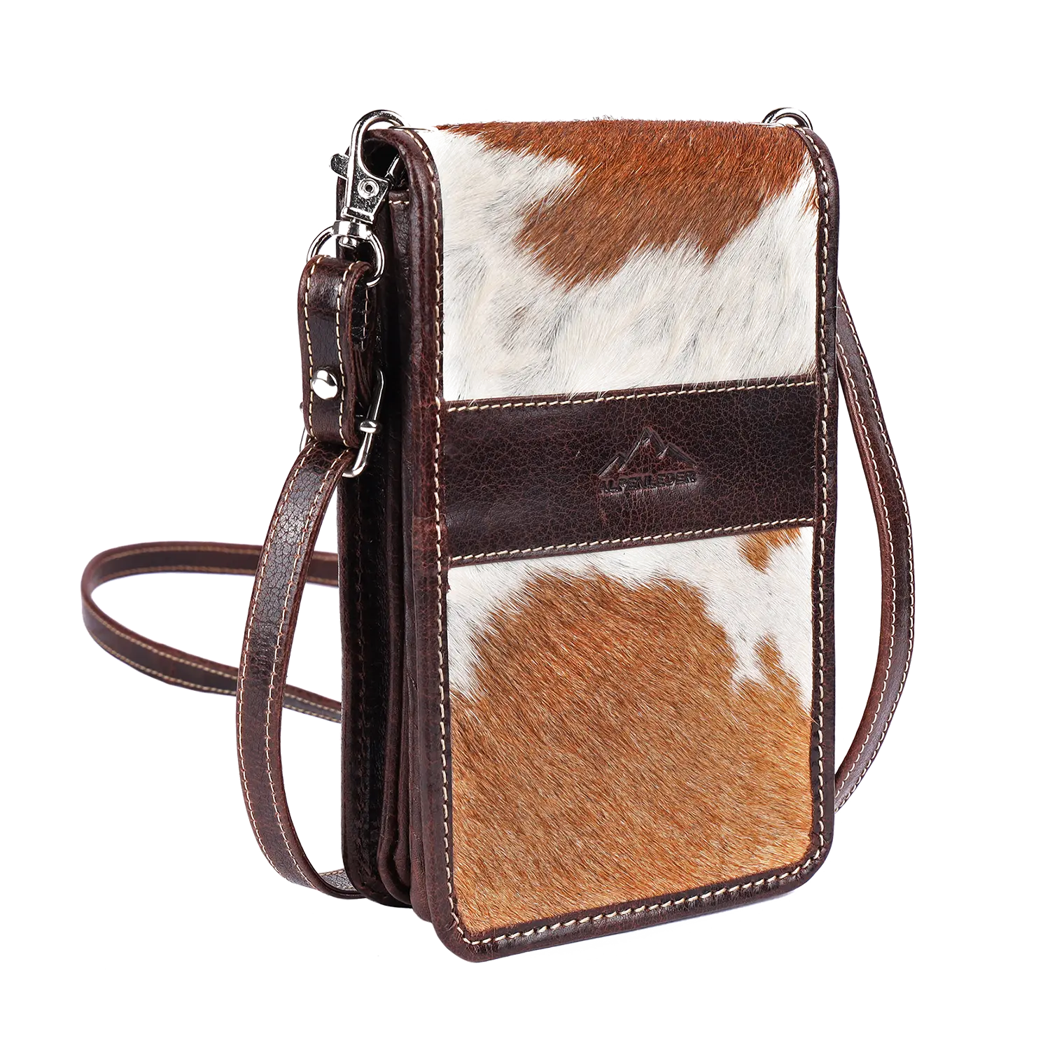 Die Umhängetasche SPRUCHBEITEL besteht aus braun-weißem Rindsleder mit Lederbesatz, einem verstellbaren Riemen und einem strukturierten Design mit natürlichen Mustern. Sie wird durch einen silbernen Metallverschluss oben akzentuiert.