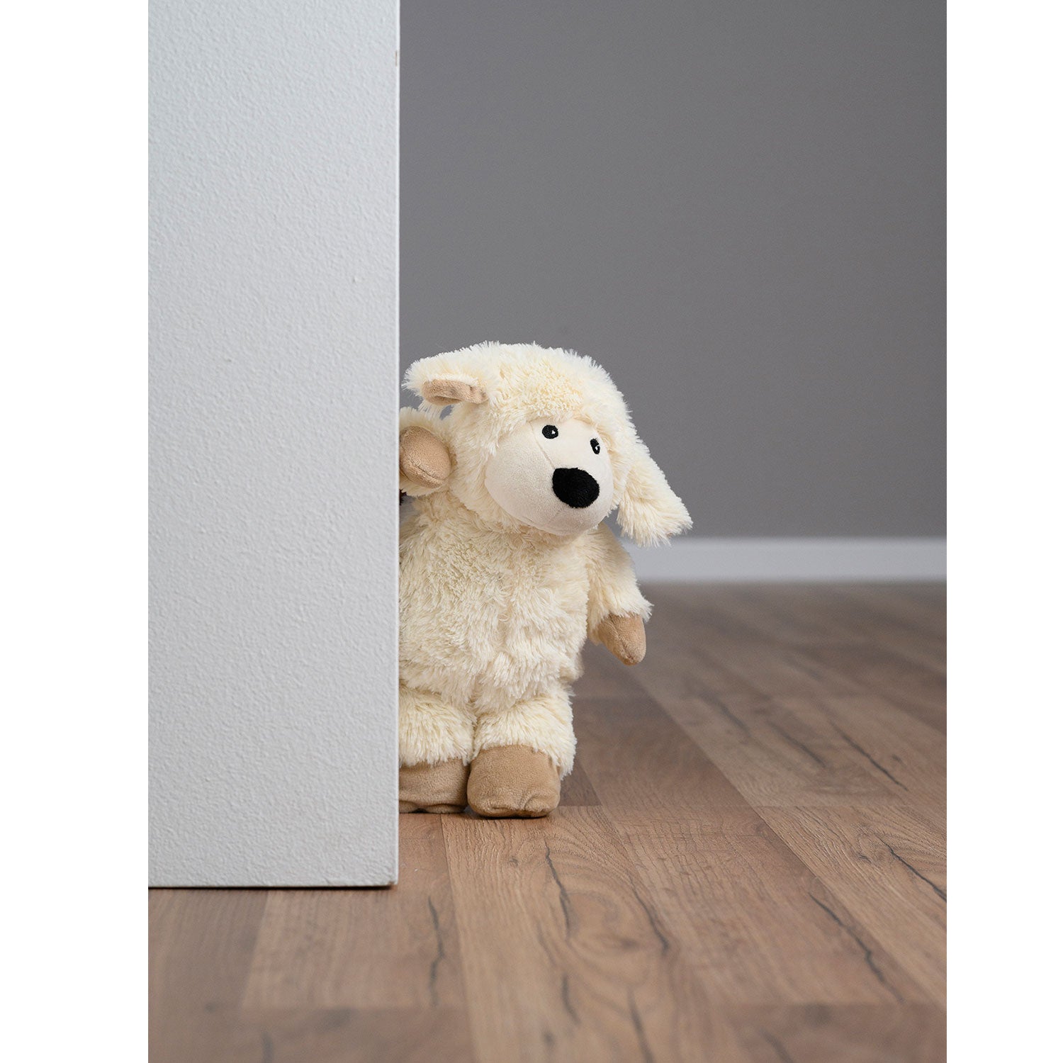 Das Plüschschaf spendet wohlige Wärme.