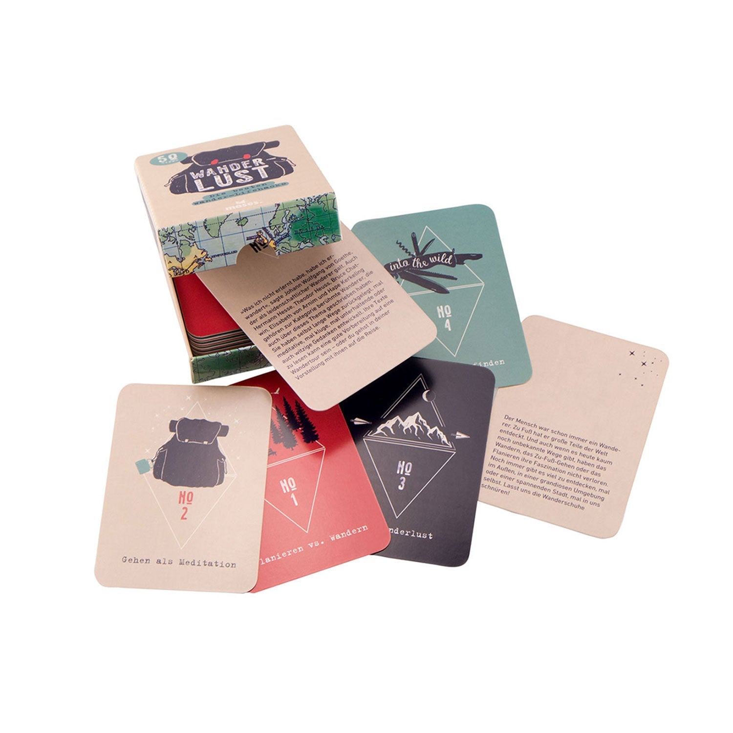 Eine geöffnete Wanderlust-Kartenset-Box enthält verstreute Karten mit Rucksäcken und Bergen sowie Text in einer anderen Sprache, der Wander-Lifehacks widerspiegelt. Der mit Grünpflanzen und Wolken verzierte Deckel heißt Sie zu kleinen Abenteuern willkommen.