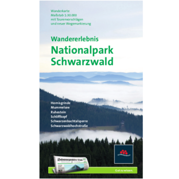 Broschürencover für die Wanderkarte „Wandererlebnis Nationalpark Schwarzwald“ mit einem nebligen Wald, einer Bergkulisse und Details zur Wegemarkierung als Inspiration für Ihr nächstes Abenteuer.