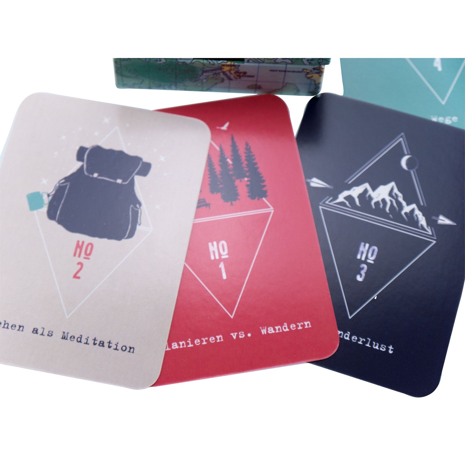 Das Kartenset Wanderlust enthält drei farbenfrohe Karten mit geometrischen Motiven, die Abenteuerlust wecken: einen Rucksack, einen Baum und eine Bergkette auf dreieckigem Hintergrund. Die Texte „HQ 2“, „HQ 1“ und „HQ 3“ begleiten jedes Bild und begleiten dich durch deine kleinen Abenteuer.