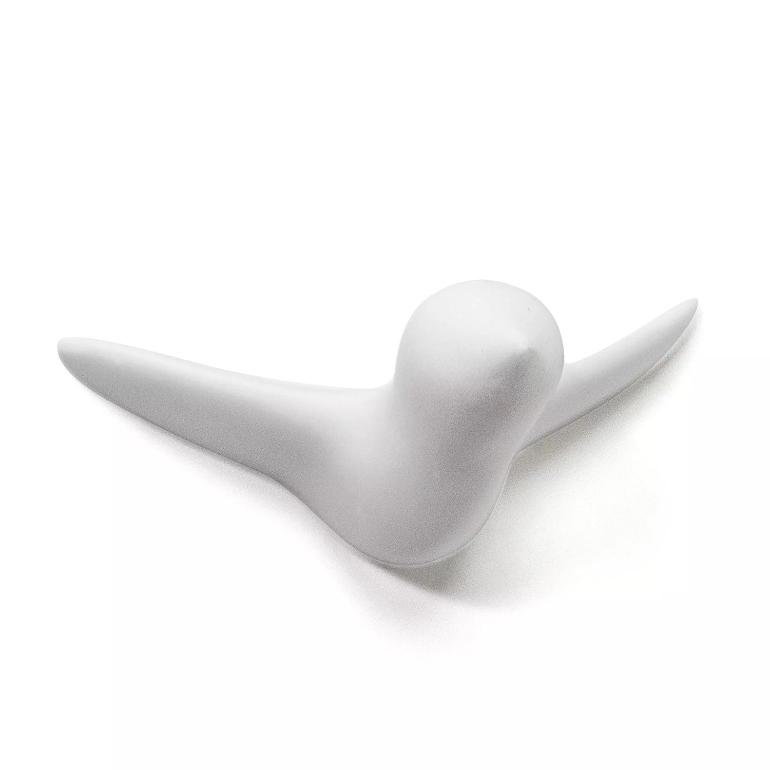 Die Wandskulptur Mini Vogel ist eine minimalistische weiße Vogelskulptur mit glatten, abgerundeten Gesichtszügen und ausgebreiteten Flügeln, fotografiert auf einem schlichten weißen Hintergrund – ideal für eine elegante Wanddekoration.