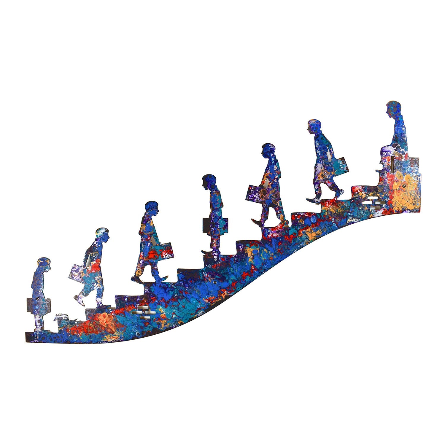Die Wandskulptur „On the stairs“ aus Stahl zeigt Silhouetten mit Aktentaschen, die leuchtend blaue und orangefarbene Treppen in einem wellenförmigen Muster hinaufsteigen, das an unikate Wandskulpturen erinnert. Dieses dynamische Design verwandelt jeden Raum in ein lebendiges Wandobjekt.