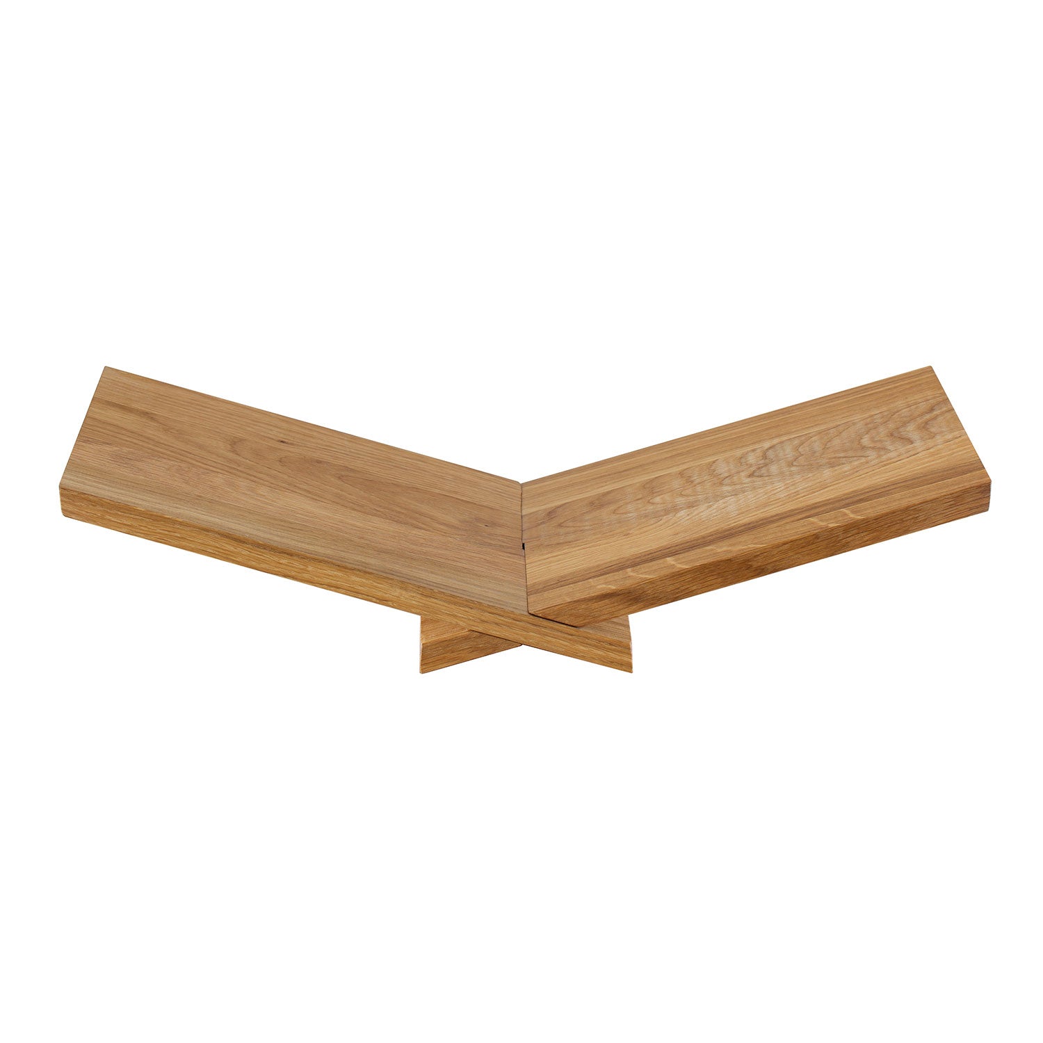 Die Weinliege ist eine Holzbank mit natürlichem Finish. Sie besteht aus zwei rechteckigen Brettern, die in einem Winkel in einem V-förmigen Design auf einer kreuzförmigen Basis zusammentreffen und an fein gearbeitete Schneidebretter erinnern, deren Maserung und Struktur zur Geltung kommen.