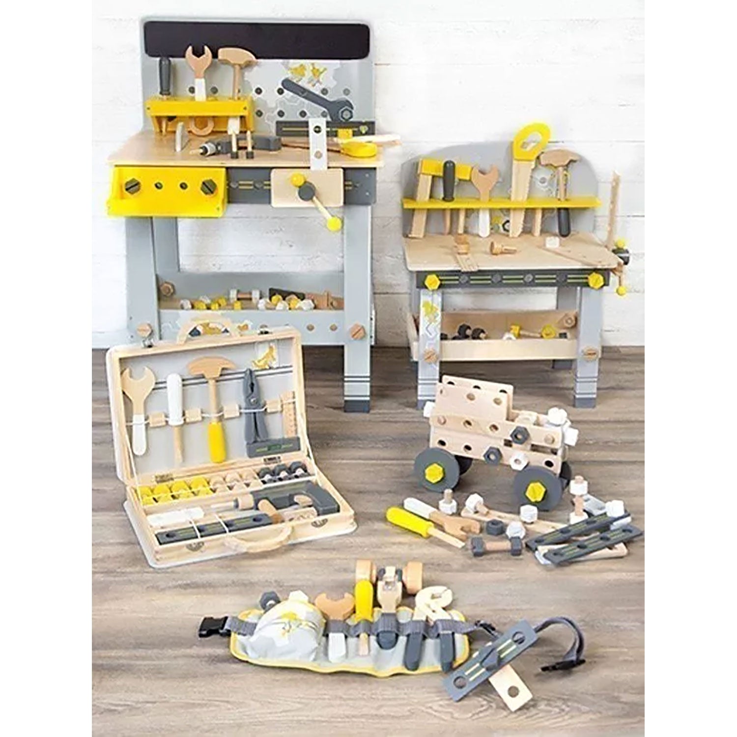 Kinder Werkzeugkoffer aus Holz auf dem Boden eines Spielzimmers.