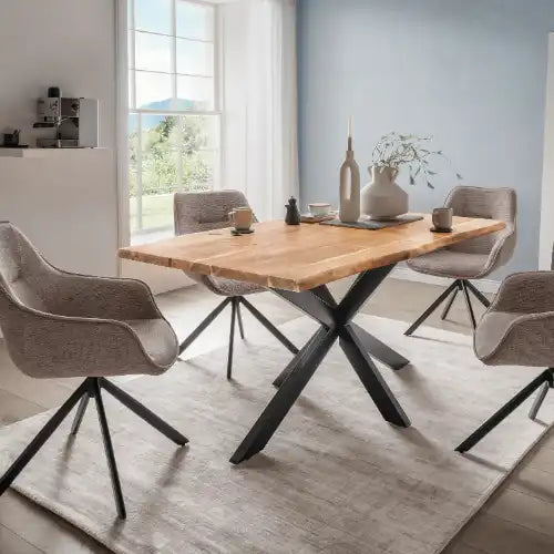 Modernes Esszimmer mit einem Holztisch, vier Stühlen und natürlichem Licht.