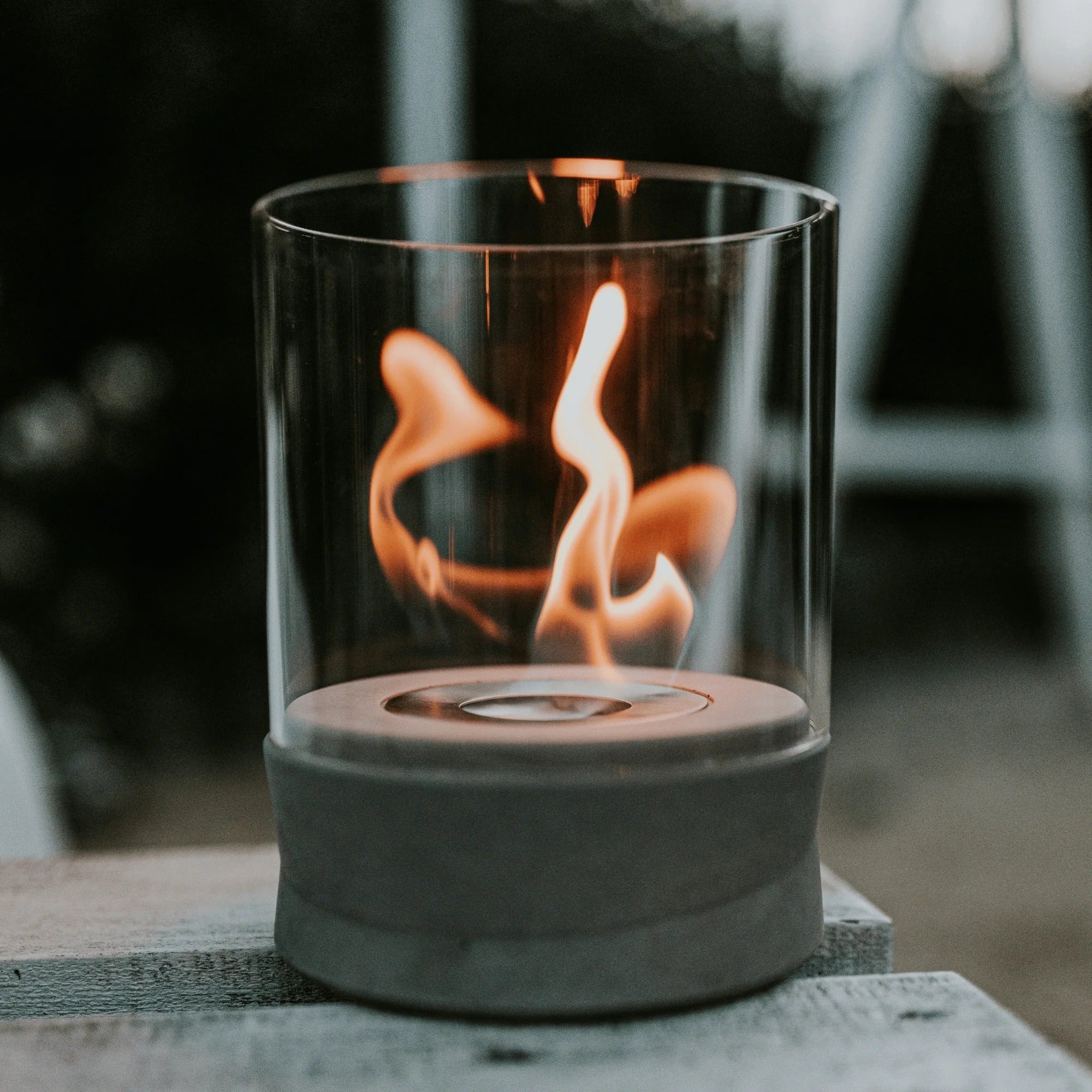 Ein kleines Ethanolfeuer mit einer Flamme, das deutsche Handwerkskunst präsentiert.