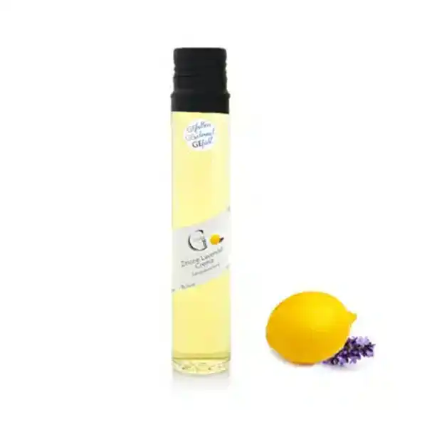 Große Flasche mit gelber Flüssigkeit, daneben eine Zitrone und Lavendelblüten.