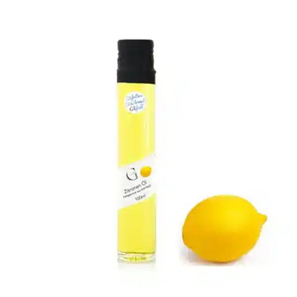 Eine Tube Zitronenöl mit einer ganzen Zitrone daneben auf weißem Hintergrund.